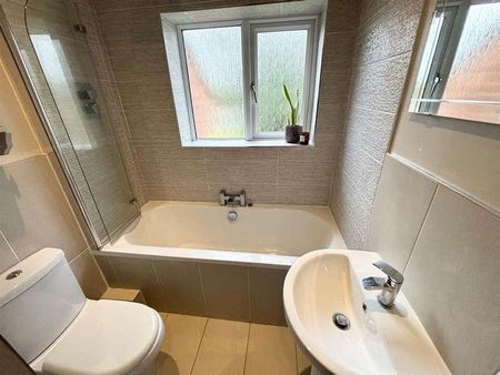 Featherstone Crescent, Shirley, Solihull, B90 - Photo 4