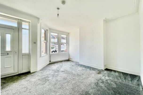 3 bed House Central Avenue, Southend-on-Sea, SS2 - Photo 1