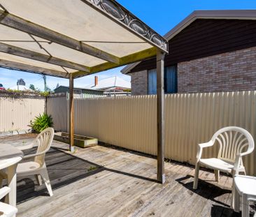 Low Maintenance Villa in Central Location - Photo 4