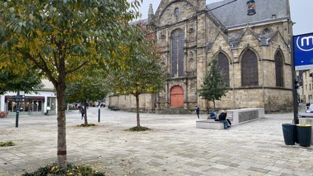 Charmant 2 pièces meublé en plein cœur historique – vue sur l’église Saint-Germain - Photo 2