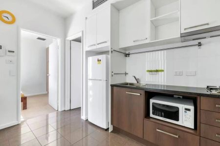 Modern Apartment in the Heart of the City – Stylish, Secure & Convenient - Photo 3