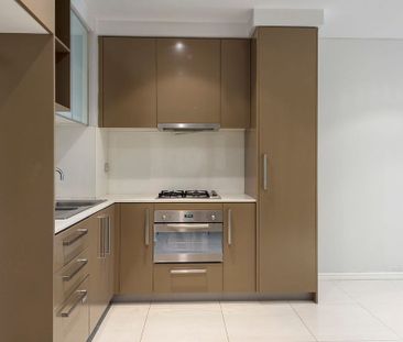 Luxuriously Designed, Centrally Positioned And Sun-Kissed, Converti... - Photo 2