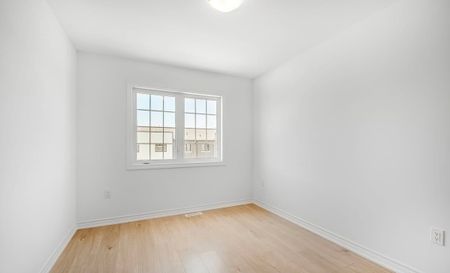 For Lease - 20 Silo Mews, Barrie, Ontario - Photo 2