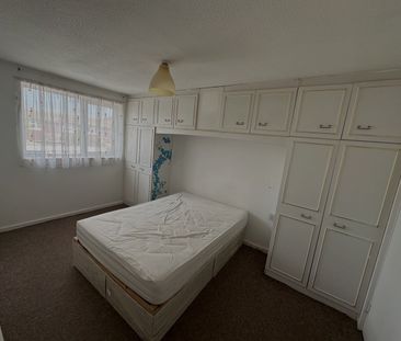 3 Bed Semi-Detached House, Medway Close, CR0 - Photo 3