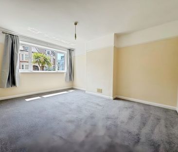 Flat to rent - Lee High Road, Lewisham, SE13 - Photo 2