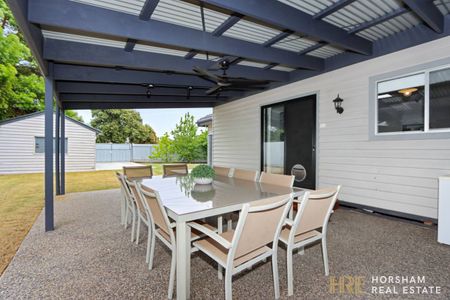 Stylish Family Home in Horsham - Photo 4