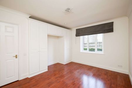 A generous ground floor apartment set in an attractive gated development in a popular Wimbledon location. - Photo 4