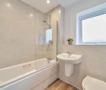 3 bedroom end of terrace house to rent - Photo 2