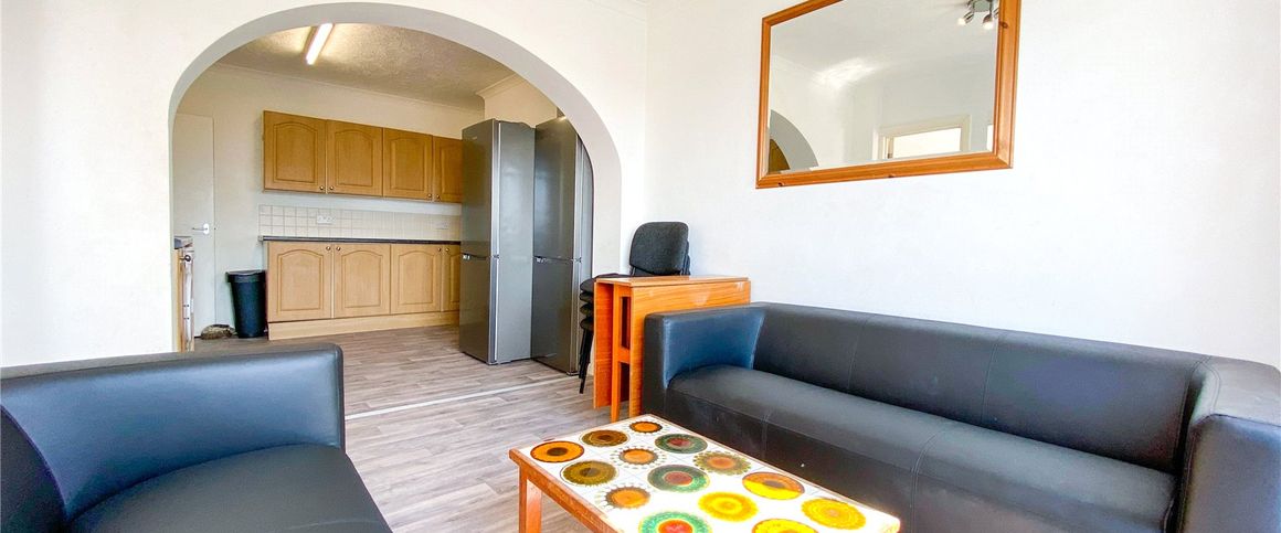 6 bedroom semi-detached house to rent - Photo 1