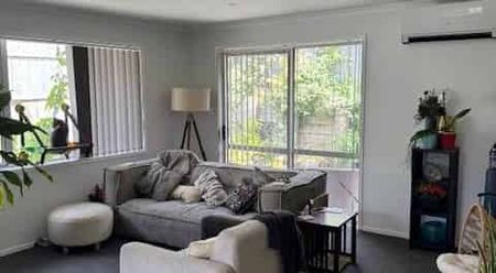 Lovely 3-Bedroom Brick & Tile Home - Photo 3