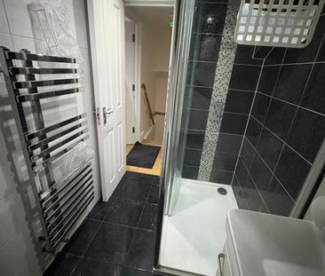 Loft converted double bedroom close to east ham station with privat... - Photo 6