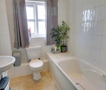 3 bedroom end of terrace house to rent - Photo 4