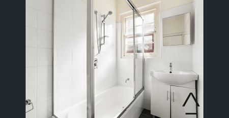 Bright & Breezy 1-Bedroom Apartment Just Steps from Bondi Beach - Photo 5