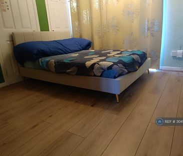 1 bedroom in a flat share to rent - Photo 3