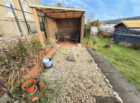 3 bedroom end of terrace house to rent - Photo 5