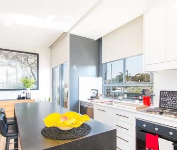 Modern Three-Bedroom Apartment in Prime Location - Photo 4