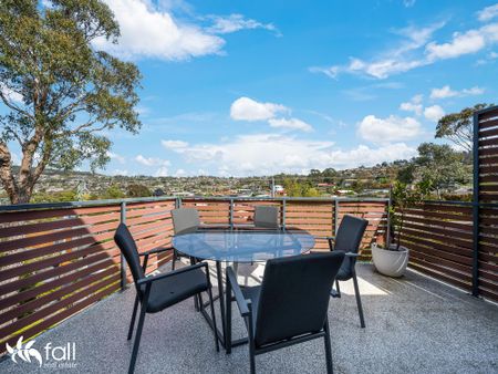 Modern Furnished Townhouse Just Steps from Blackmans Bay Beach - Photo 4