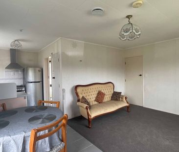 COMFORTABLE TWO BEDROOM UNIT - CLOSE TO HOSPITAL - Photo 1