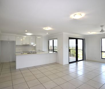 :: STUNNING 4 BEDROOM TOWNHOUSE, HARBOUR VIEWS, TWO LIVING AREAS, A... - Photo 1