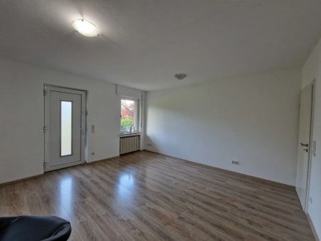 Singles aufgepasst: helle 2-Zimmer-Wohnung mit Einbauküche und Terrasse zu vermieten - Photo 2