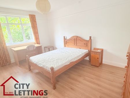 5 Bedroom Semi-Detached House - Photo 2