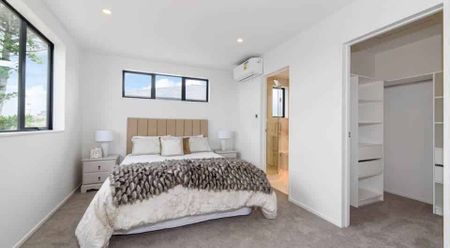 Modern 4 Bedroom Home in Blockhouse Bay - Photo 4