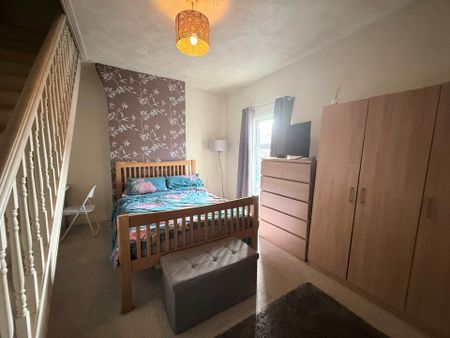 Price £995 pcm - Available Now - Unfurnished - Photo 3