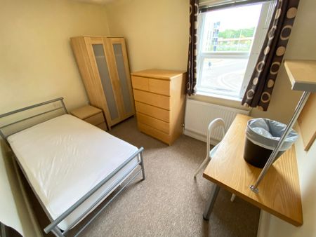 7 Bed Student Accommodation - Photo 3