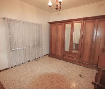 Perfect Family Home in a Prime Location - Opposite Parkland! - Photo 3