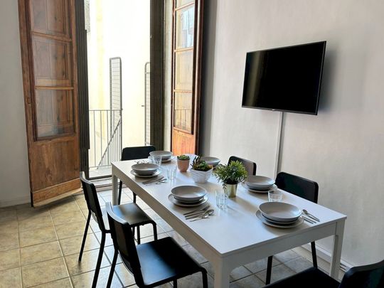 Furnished room in shared apartment in Avinyó street - Photo 1