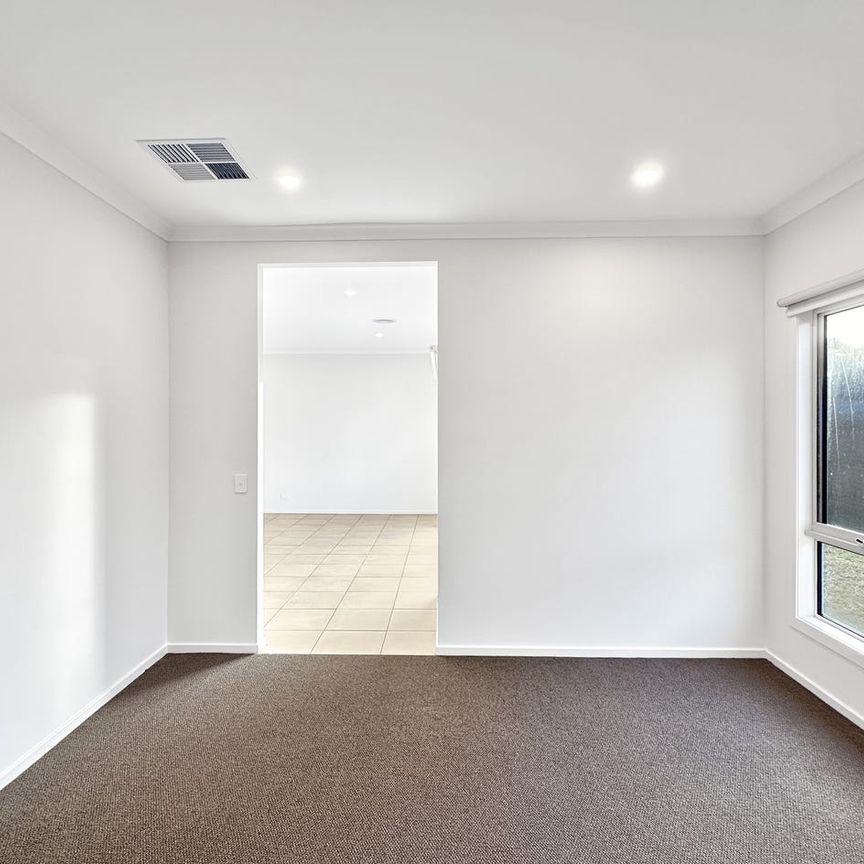 🏡 4-Bedroom House in Eynesbury - Photo 1