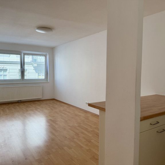 CHARMANTE 1-ZIMMER-WOHNUNG MIT OFFENER KÜCHE IN PERFEKTER LAGE - Photo 1