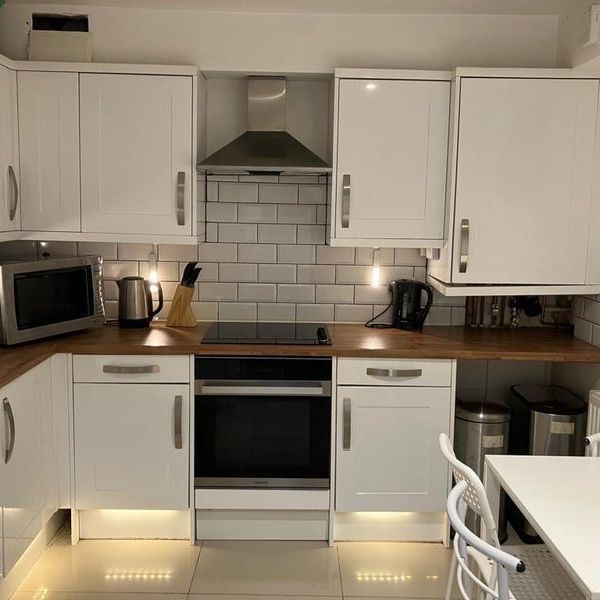 5 Bed Terraced House, Grundy Street, E14 - Photo 1