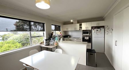 Spacious 4-Bed Townhouse - Walk to Highbury Mall - Photo 4