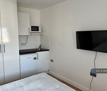 1 bedroom in a flat share to rent - Photo 3