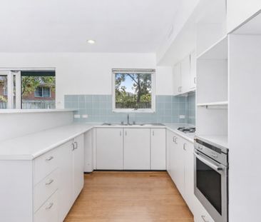 Quiet Family Home & Lock-up Garage - Photo 3