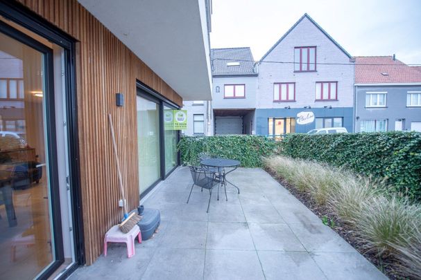 Gelijkvloers assistentie appartement met 1slaapkamer, groot terras met autostaanplaats en fietsstaanplaats - Photo 1