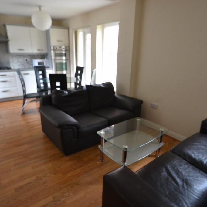 4 bedroom semi-detached house to rent - Photo 1