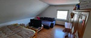 Gemütlichkeit und Zentrumsnähe vereint! – Moderne und helle Dachgeschosswohnung - Foto 1