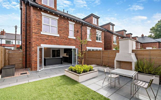 Brand new luxury home with two parking spaces, ideally located in the heart of Hale village. Available immediately, furnished or unfurnished. - Photo 1