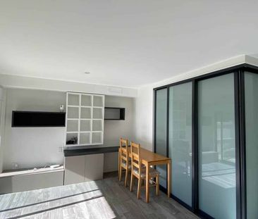 Modern One Bedroom Apartment for Rent - Photo 5