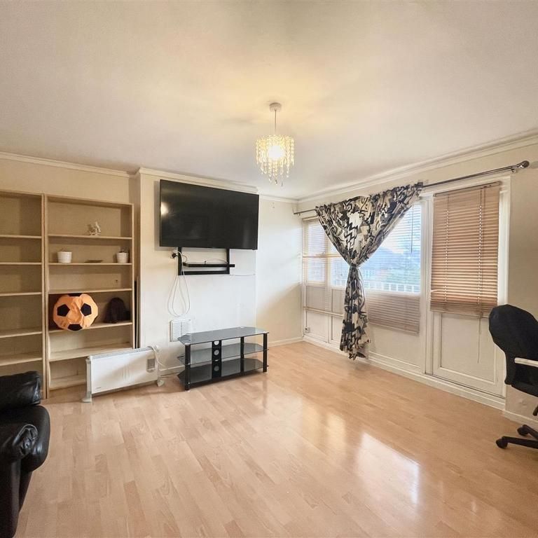 3 bedroom flat to rent - Photo 1