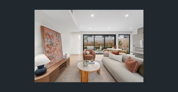 Brand New Low Maintenance Luxury Home - Ideal for Young Professionals - Photo 1