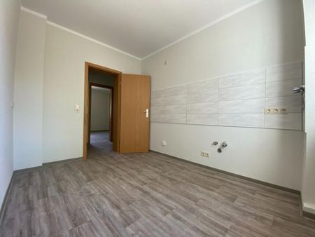Bei Einzug frisch renoviert + neues Bad + großer Balkon! - Photo 2