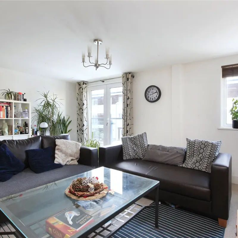 2 bedroom flat in London - Photo 1