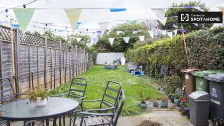 Room for rent in bright 2-bedroom home in Terenure, Dublin - Photo 5