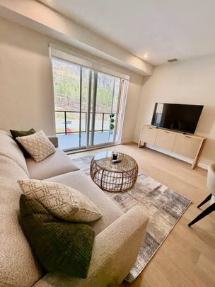 Stunning Top Floor Unit – ZARA 2 - Photo 1