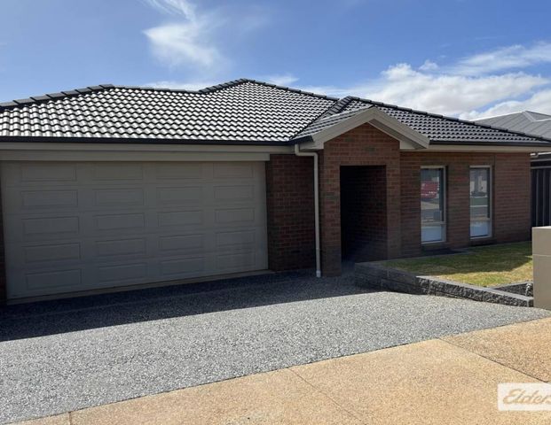 Modern 4 Bedroom 2 Bathroom Home - Photo 1