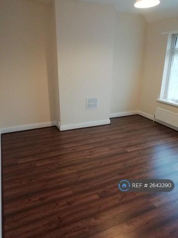 4 bedroom semi-detached house to rent - Photo 3