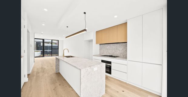 Luxury Brand-New 4-Bedroom Townhouse in Blackburn - Photo 1